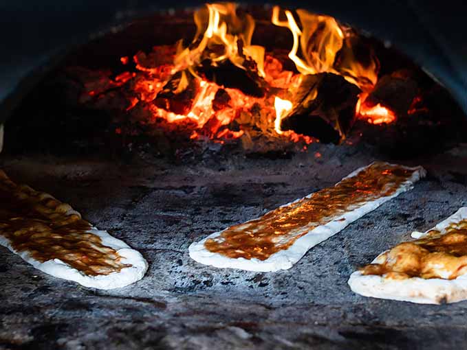 Pizzas al horno de leña