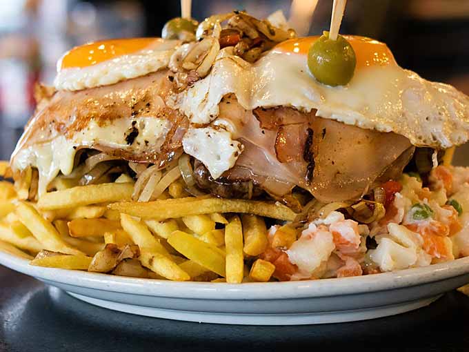 Chivito completo con papas