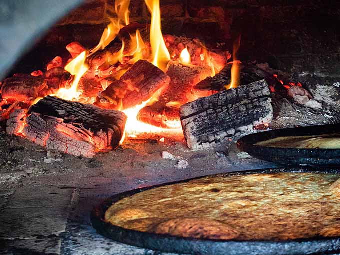 Pizzas en horno a leña